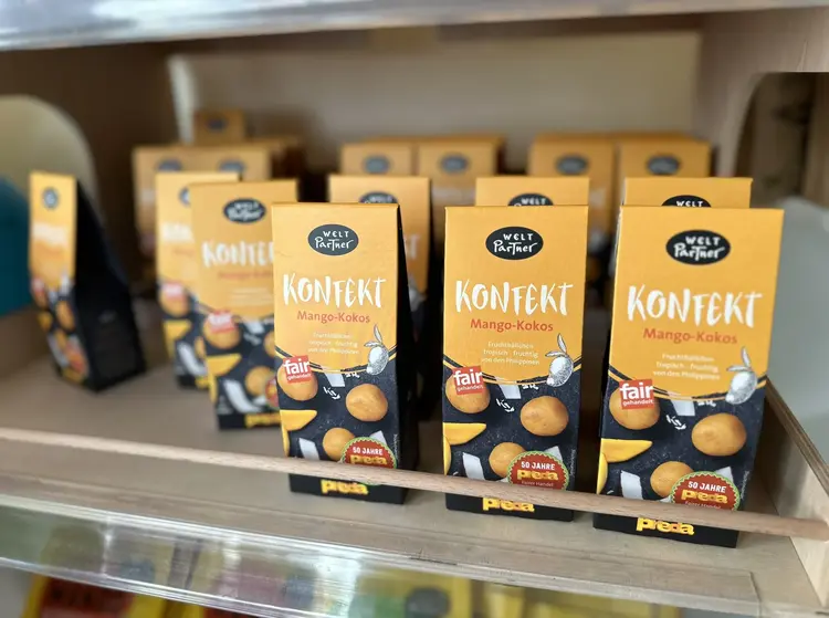 Konfekt in einem Ladenregal.